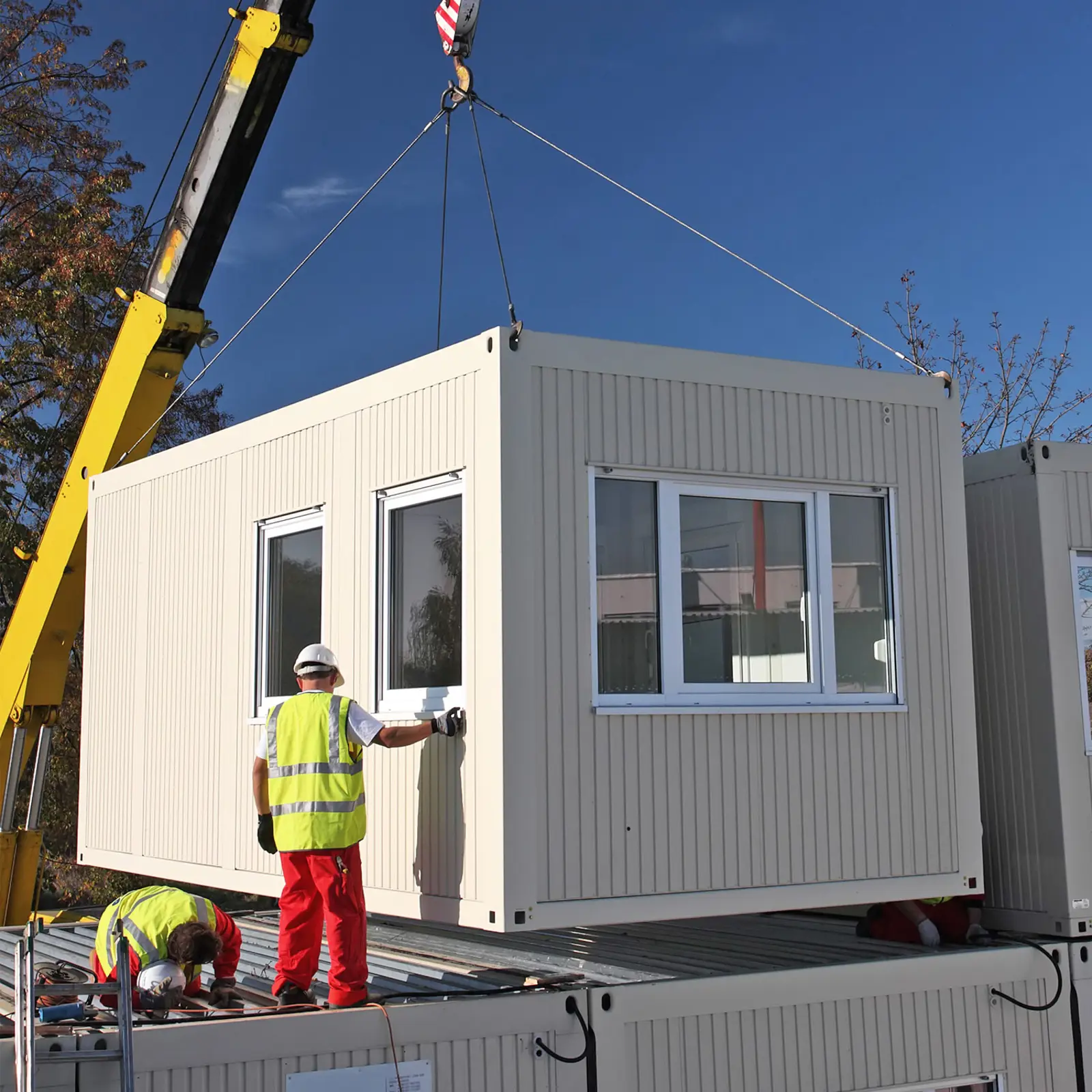 Instalación de casa contenedor con grúa