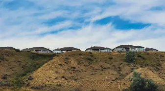 alt="homes along the top of a coulee"